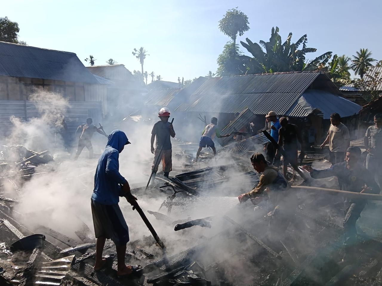 Terjadi Kebakaran 1 Unit Rumah Panggung 12 Tiang dan satu unit gudang semi permanen di Dusun Sakolo Desa simpasai Kec. Kambu Kab. Bima